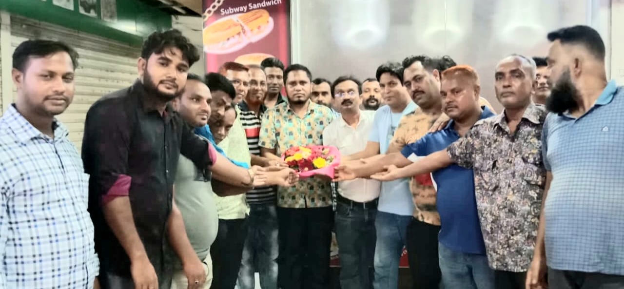 বগুড়া জেলা প্রযুক্তি দলের পক্ষ থেকে গাবতলীর রতনকে ফুলেল শুভেচ্ছা