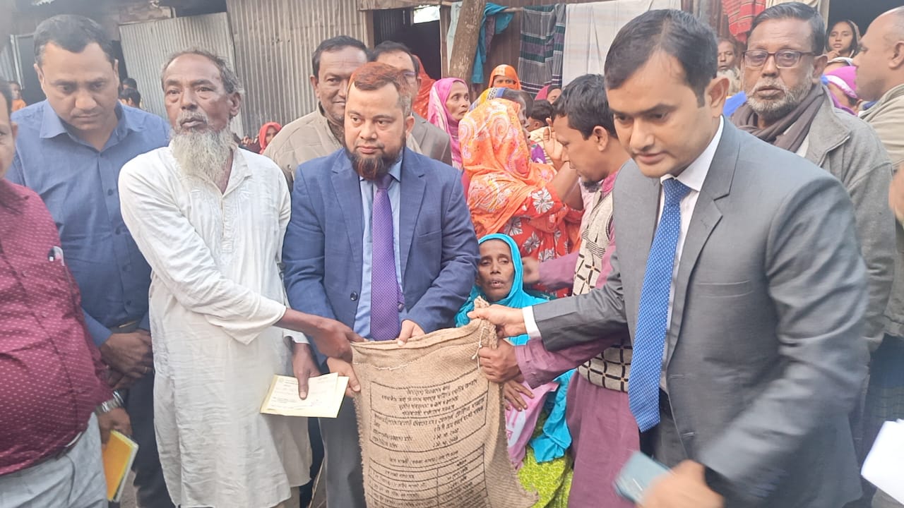 গাইবান্ধায় আগুনে সর্বস্ব হারানো দুই পরিবারের পাশে দাঁড়ালেন জেলা প্রশাসক