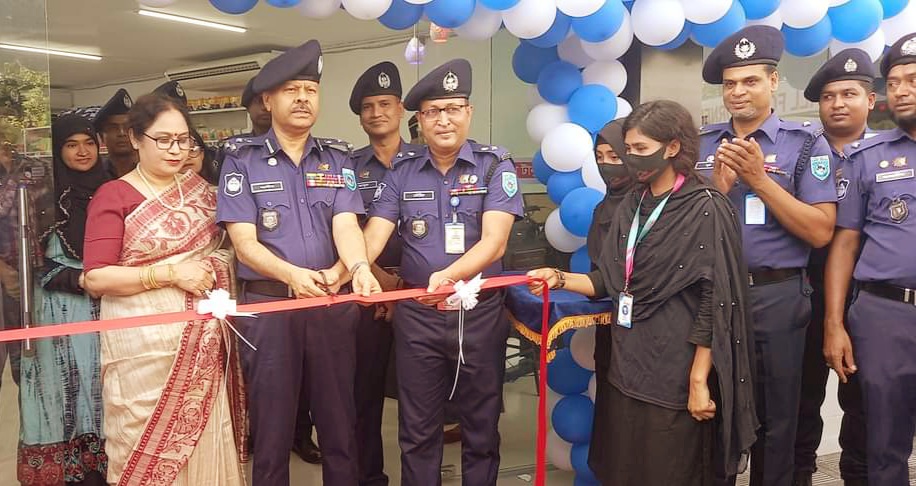 গাইবান্ধায় পলমল সুপার শপ ও পুলিশ ক্যাফে’র উদ্বোধন