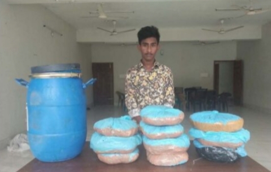 বরিশালে ১০ কেজি গাঁজাসহ মাদক ব্যবসায়ী আটক