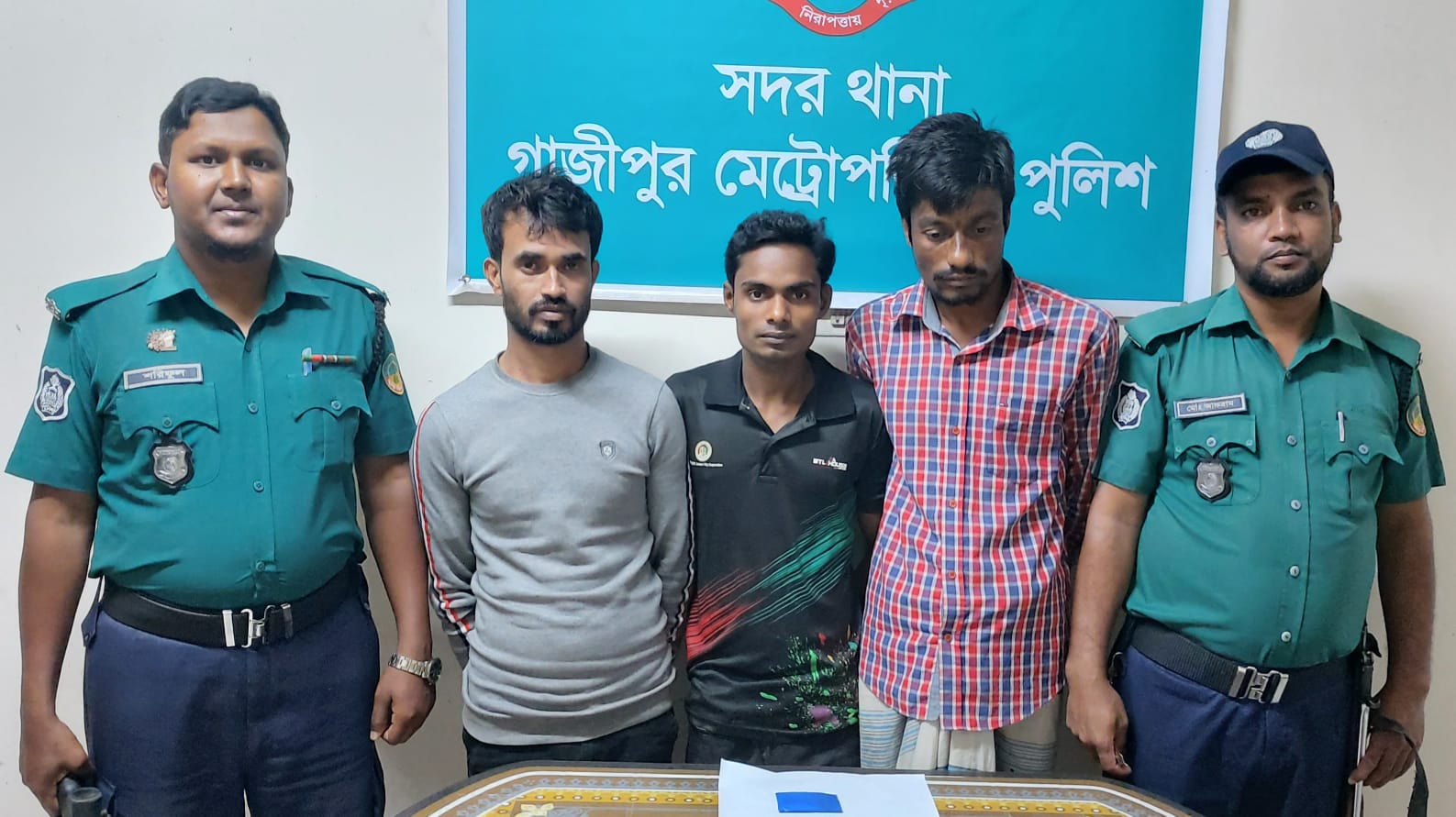 বটগাছের তলায় মাদক বিক্রিকালে আটক ৩