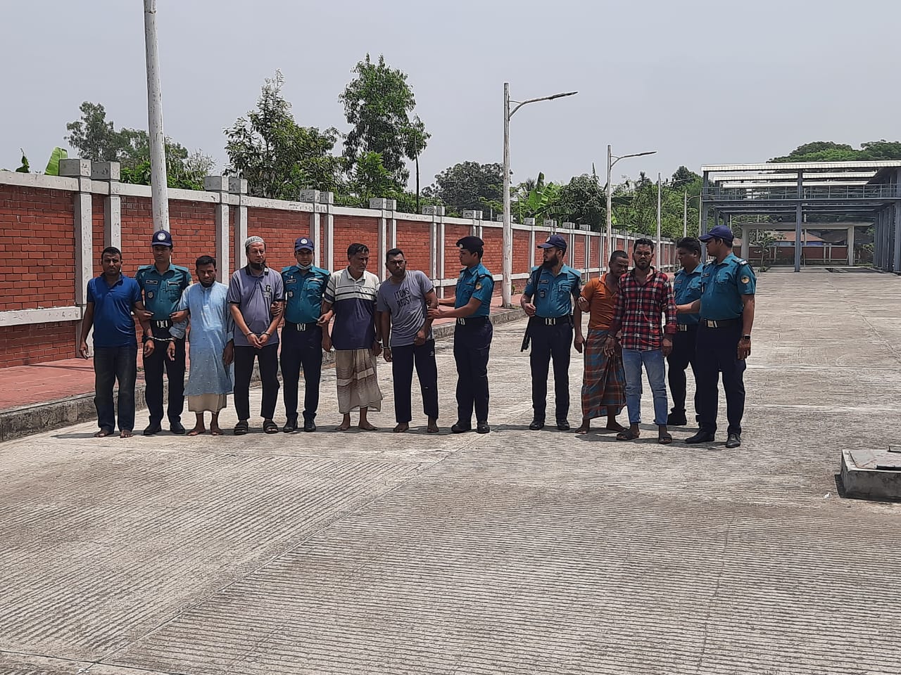 গাজীপুরে ডিবি পুলিশ পরিচয়ে ডাকাতি, লুন্ঠিত মালামালসহ গ্রেফতার ৭
