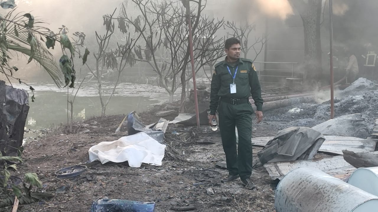 শ্রীপুরে বোতাম তৈরির কারখানার কেমিক্যাল গুদামে আগুন, নিহত ১