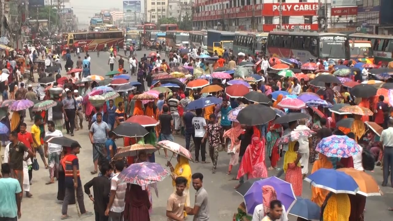 দাবি-দাওয়া আদায়ে ঢাকা-ময়মনসিংহ মহাসড়ক অবরোধ গার্মেন্টস শ্রমিকদের