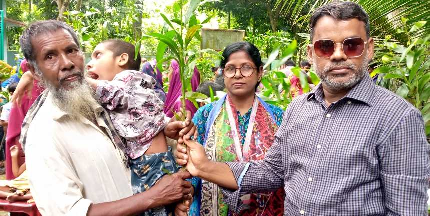 ঘিওরে প্রতিবন্ধী শিক্ষার্থীদের মাঝে গাছের চারা বিতরণ