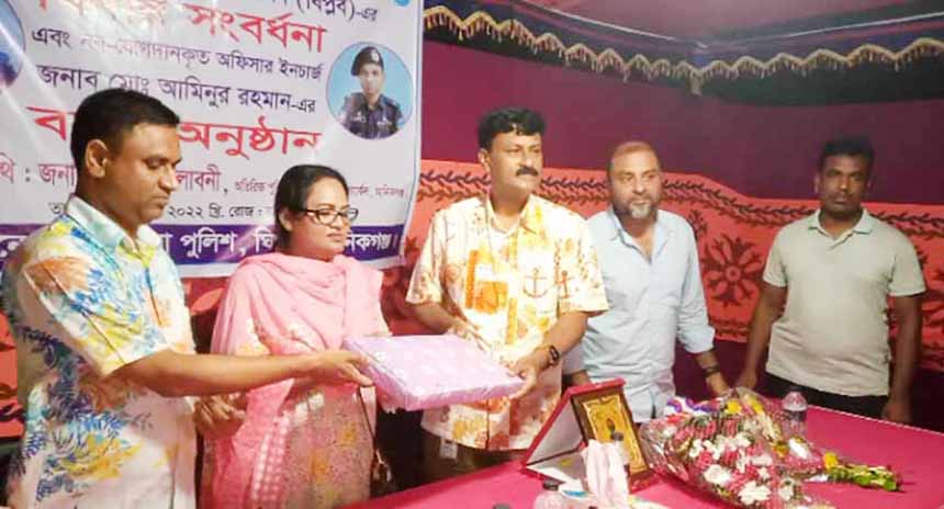 মানিকগঞ্জের ঘিওর থানায় নবাগত ও বিদায়ী ওসিকে সংবর্ধনা