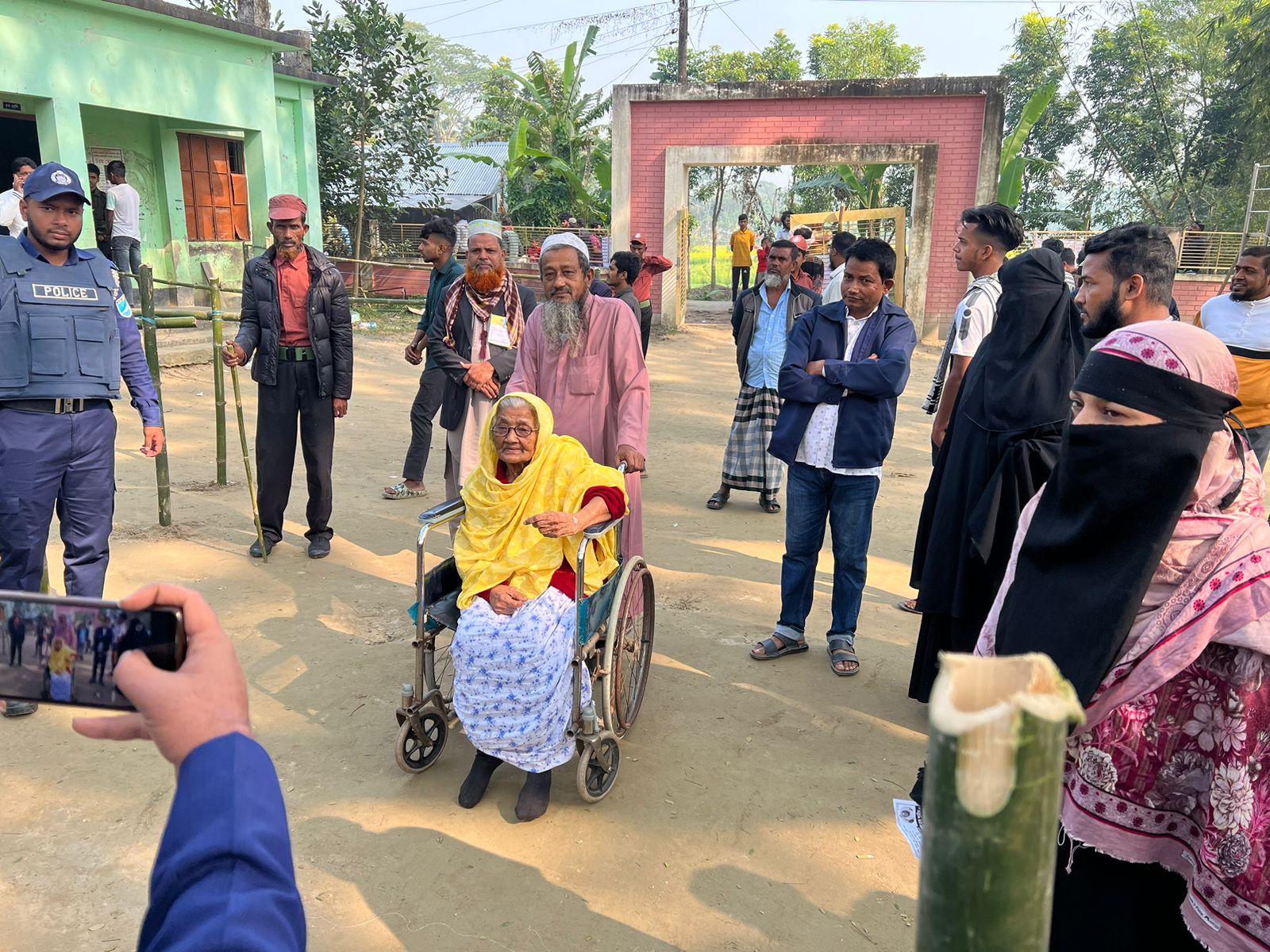 হুইলচেয়ারে এসে ভোট দিলেন শত বছর বয়সী গোলবাহার!