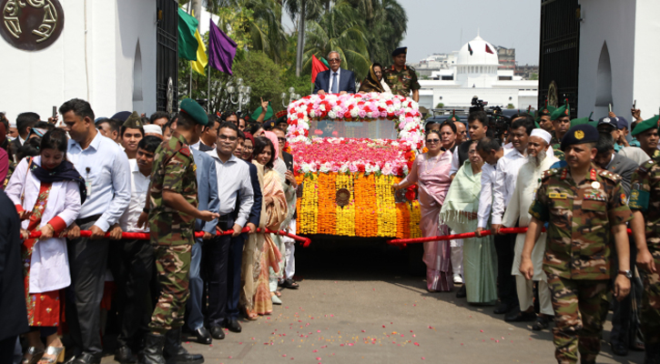 দেশের ইতিহাসে প্রথম রাজসিক সংবর্ধনা পেলেন আব্দুল হামিদ