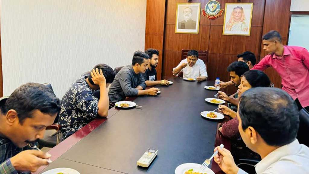 ডিবি অফিসে নিয়ে খাবার টেবিলে বসিয়ে দেওয়া জাতির সাথে মশকরা : হাইকোর্ট