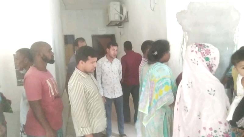 হাতীবান্ধায় ইজিবাইক উল্টে গৃহবধুর মর্মান্তিক মৃত্যু, আহত ২