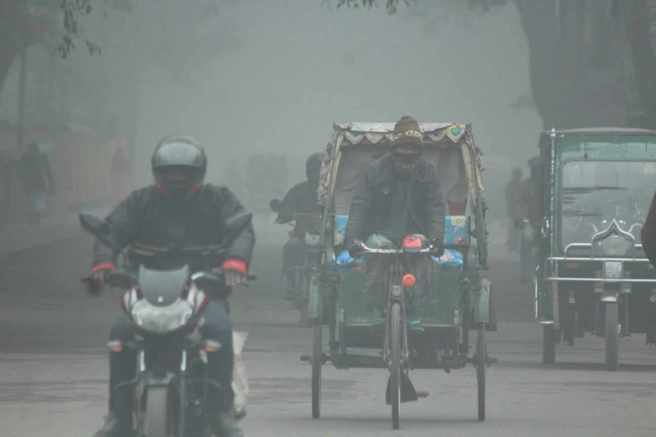 তীব্র শীতে কাঁপছে মানুষ,  দুর্ভোগে জনজীবন