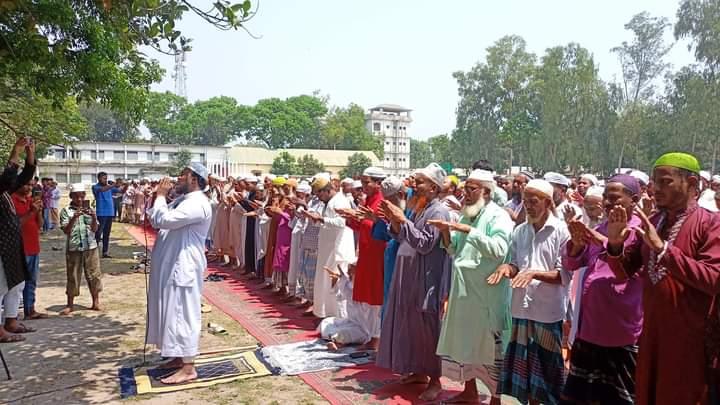 প্রচণ্ড গরম: তীব্র তাবপ্রবাহ থেকে রক্ষা পেতে হাতীবান্ধায় বিশেষ নামাজ আদায়