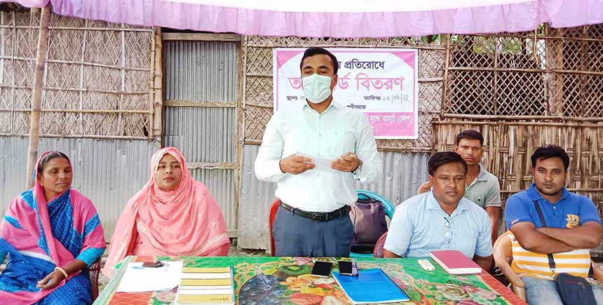 হাতীবান্ধায় বাল্যবিয়ে প্রতিরোধে তথ্যকার্ড বিতরণ