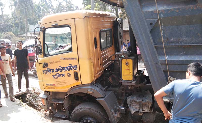 হাতীবান্ধায় সড়ক দুর্ঘটনায় নিহত ১ আহত ৪