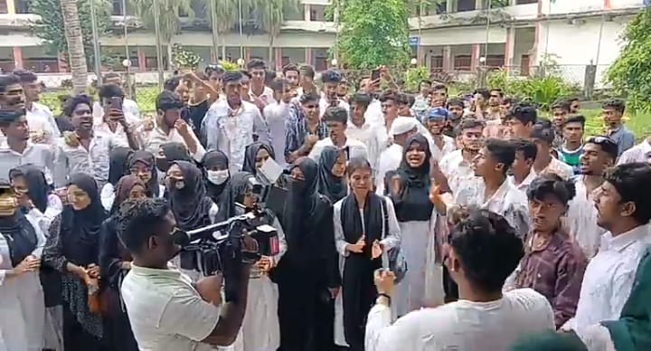 ভোলায় এইচএসসি কেন্দ্র পুনর্বহালের দাবিতে শিক্ষার্থীদের মানববন্ধন ও বিক্ষোভ