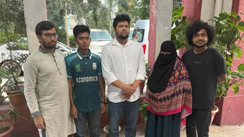 বোতল ছুঁড়ে মারা জবি শিক্ষার্থীকে পরিবারের কাছে হস্তান্তর