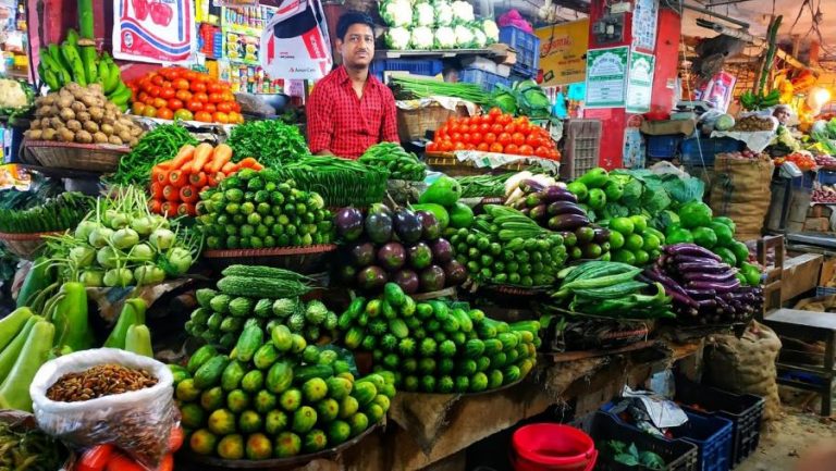 বরিশালের সবজি বাজারে স্বস্তি নেই, নিম্ন-মধ্যবিত্তের ভোগান্তি চরমে