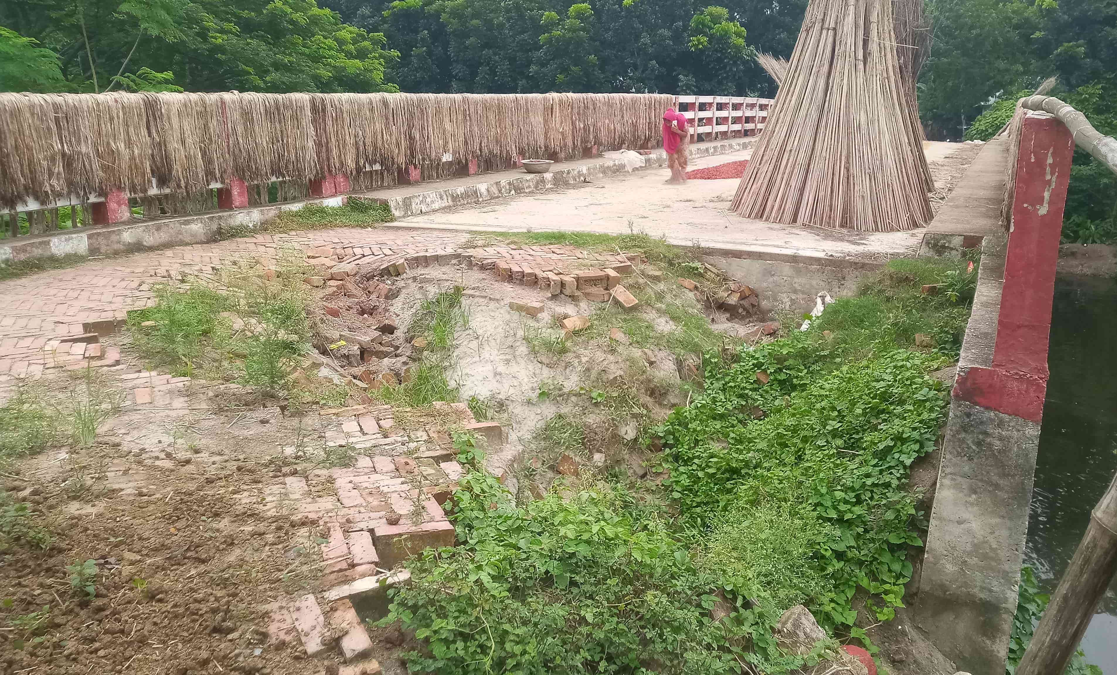 সংবাদ প্রকাশের পর ফরিদপুরের সেই ব্রিজের সংযোগ সড়ক সংস্কারের কাজ শুরু