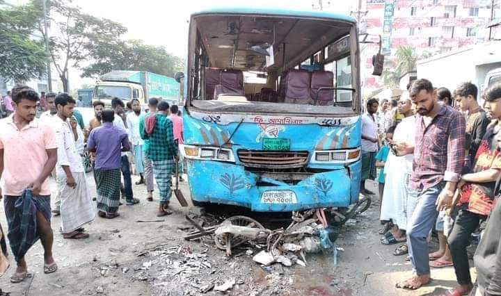 গাজীপুরে বেপরোয়া বসুমতি বাসের চাপায় নিহত ৪