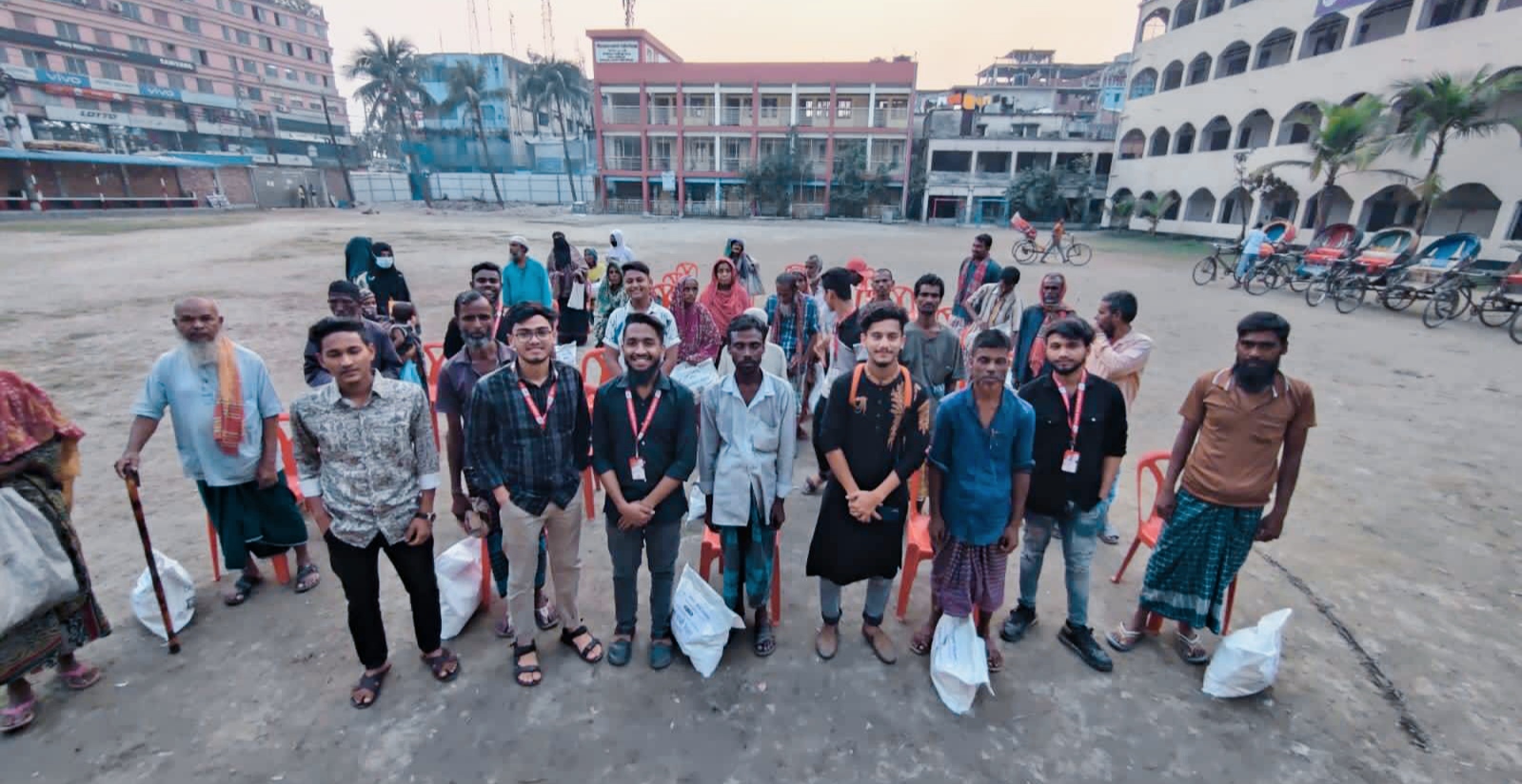 টাকা বাঁচিয়ে অসহায়দের মাঝে ইফতার সামগ্রী বিতরণ শিক্ষার্থীদের