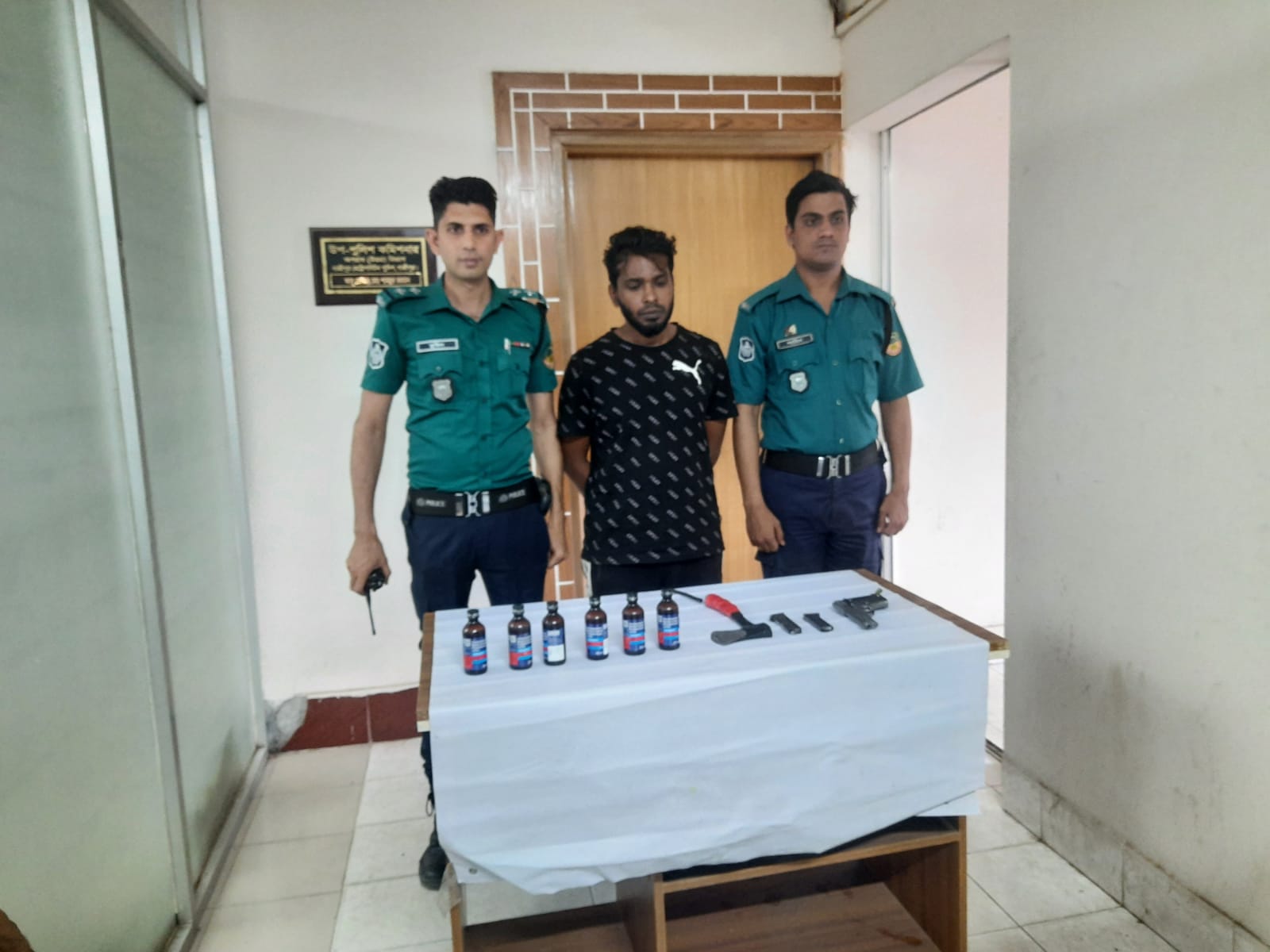 কাশিমপুরে অস্ত্র ও মাদকসহ গ্রেফতার ০১