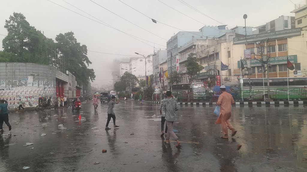 তীব্র গরমের পর রাজধানীতে স্বস্তির বৃষ্টি