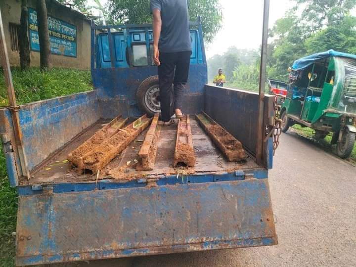শ্রীপুরে রেললাইনের পাত চুরির সময় জনতার হাতে ৫ চোর আটক