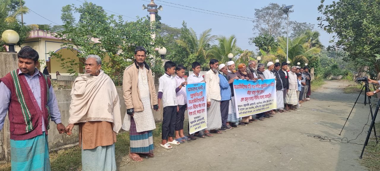 নোয়াখালীর কবিরহাটে কাঁচা সড়কে ২০ হাজার মানুষের দুভোর্গ, পাকাকরণের দাবি