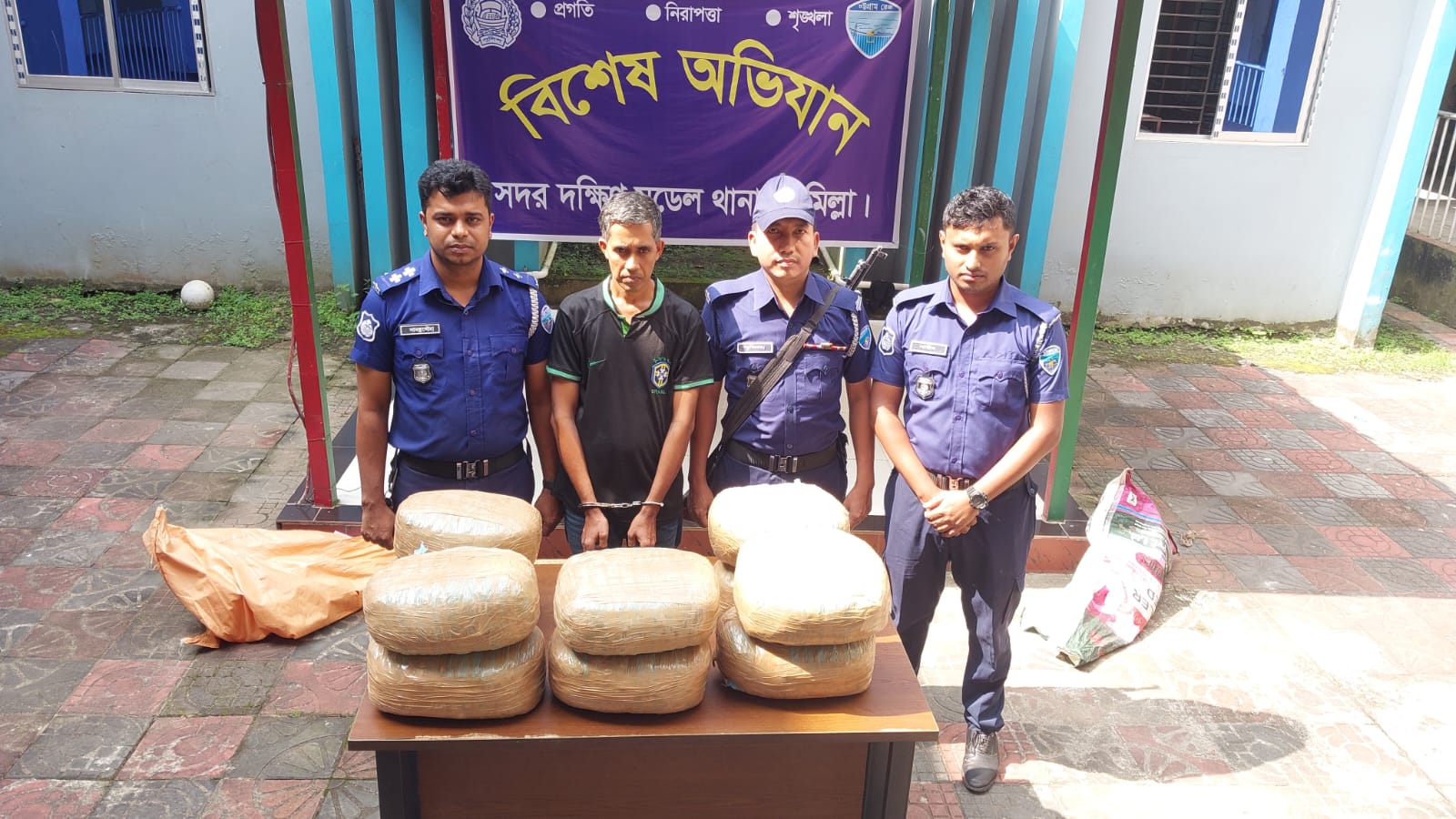 কুমিল্লায় ৩০ কেজি গাঁজাসহ মাদক কারবারি গ্রেফতার
