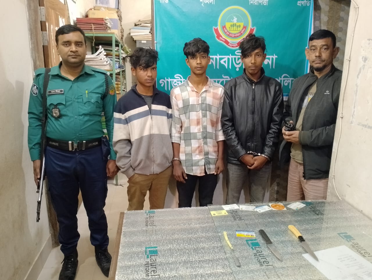 গাজীপুরে ডাকাতির প্রস্তুতিকালে দেশীয় অস্ত্রসহ গ্রেফতার ৩