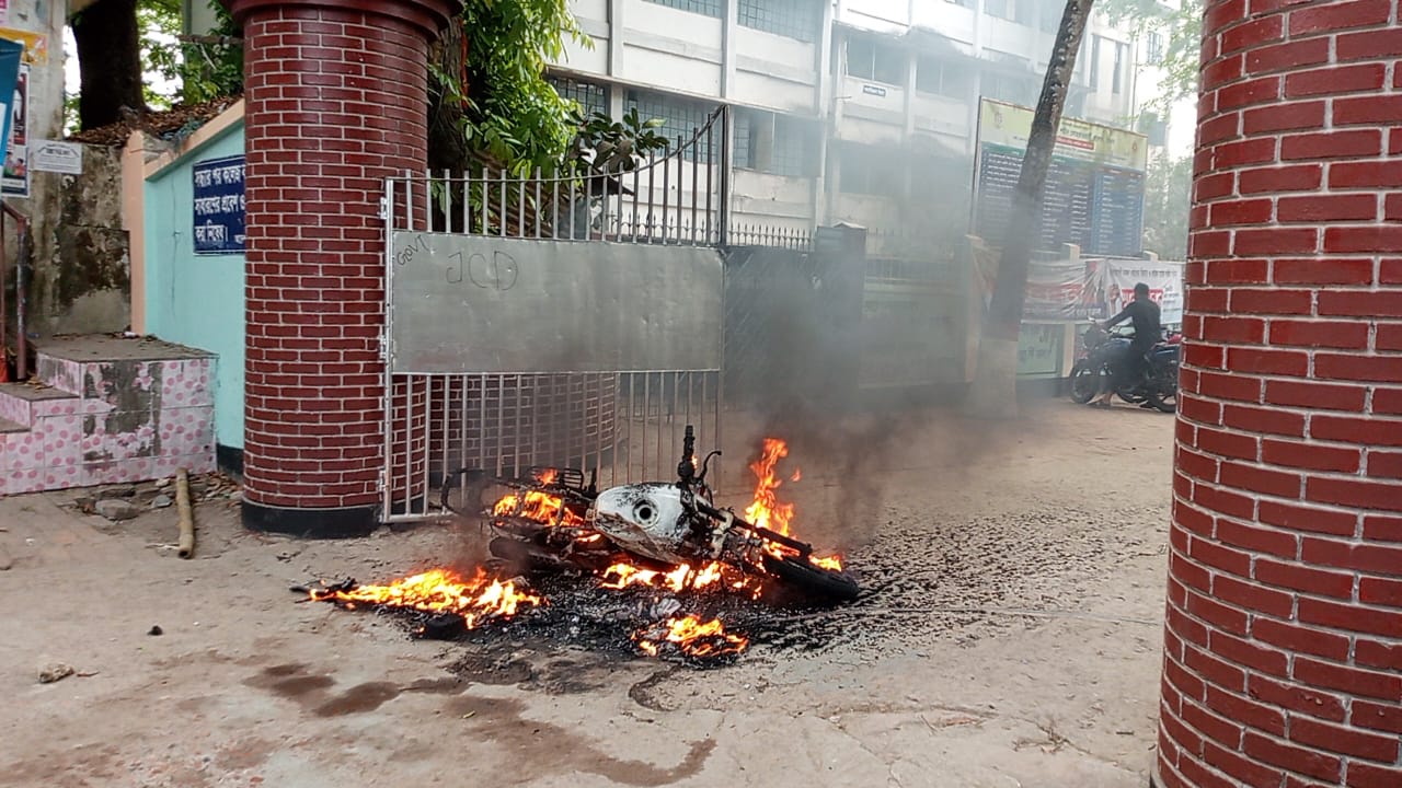 মাগুরায় জয়বাংলা স্লোগান দেওয়ায় ছাত্রজনতার ঘেরাও, সেনাবাহিনী ও পুলিশ এসে উদ্ধার