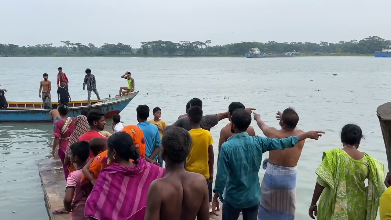 ঝালকাঠিতে খেয়াঘাট ইজারা নিয়ে দুই পক্ষের উত্তেজনা, চরম দুর্ভোগে যাত্রীরা