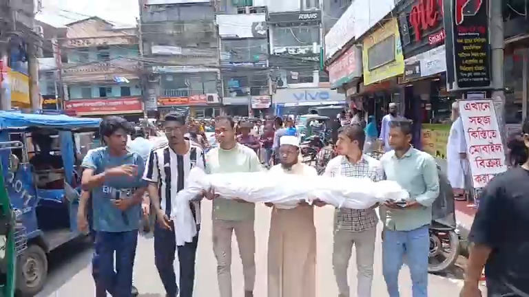 স্বাস্থ্যখাত সংস্কারের দাবিতে বরিশালে প্রতীকী লাশ নিয়ে ছাত্র-জনতার বিক্ষোভ
