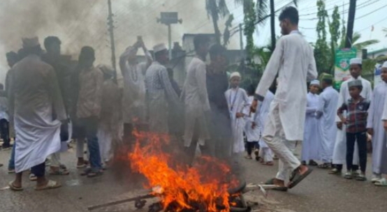 স্পিড ব্রেকারের দাবিতে বরিশাল-পটুয়াখালী মহাসড়ক অবরোধ, টায়ারে আগুন জ্বালিয়ে বিক্ষোভ