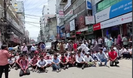 স্বাস্থ্যখাত সংস্কারের দাবিতে শিক্ষার্থীদের অবরোধে অচল বরিশাল