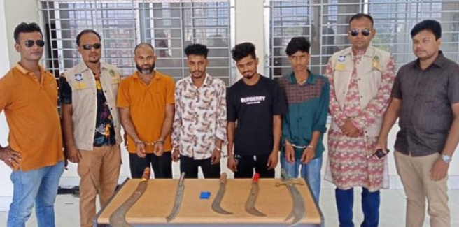 বরিশালে অস্ত্র ও ইয়াবাসহ মাদক ব্যবসায়ী আটক ৩