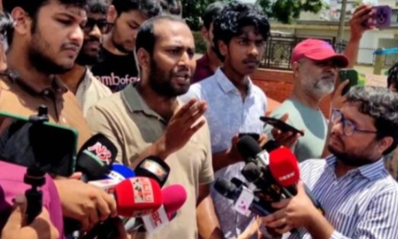বরিশালে শিক্ষার্থীদের স্মারকলিপি জমা দিতে বাধা, কয়েকজন আটকের অভিযোগ,