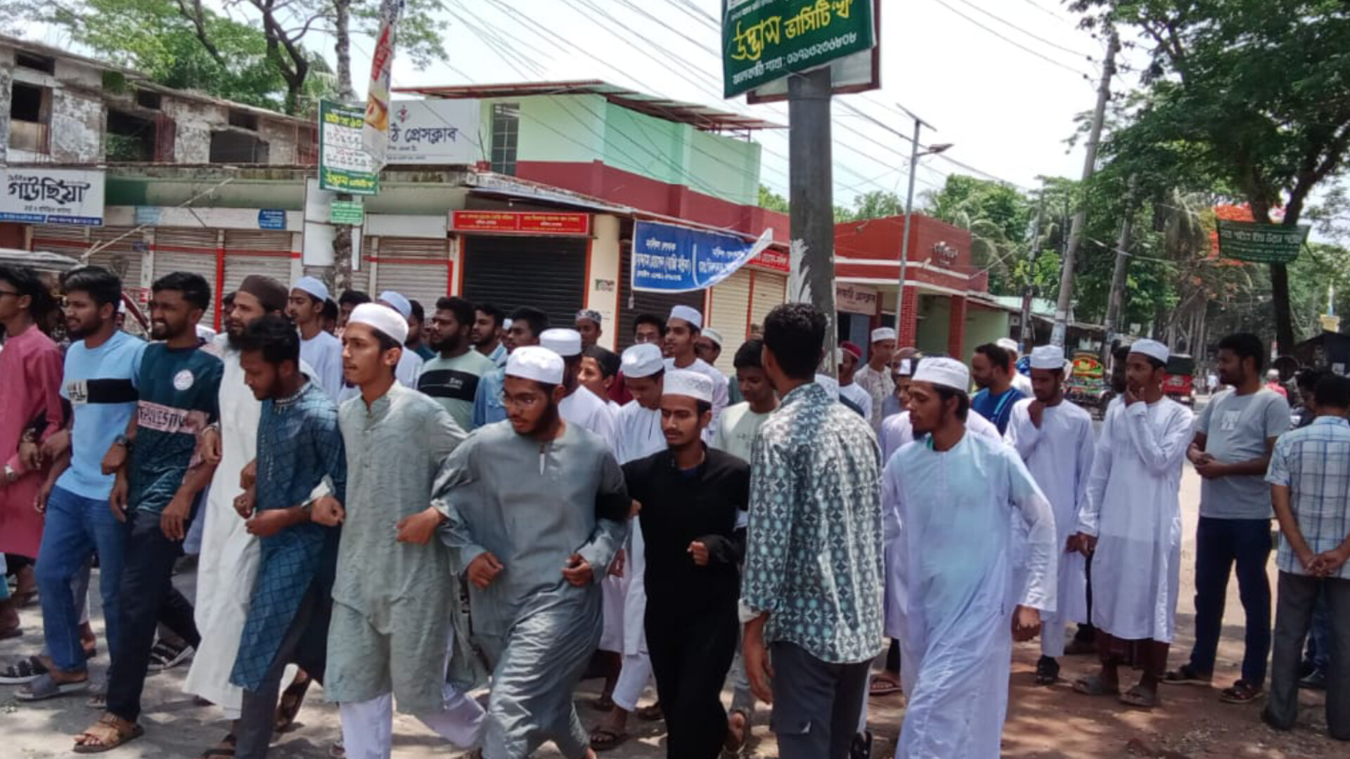 ঝালকাঠিতে আল্লাহ ও মহানবীকে নিয়ে কটুক্তিকারী আপনের শাস্তির দাবিতে বিক্ষোভ