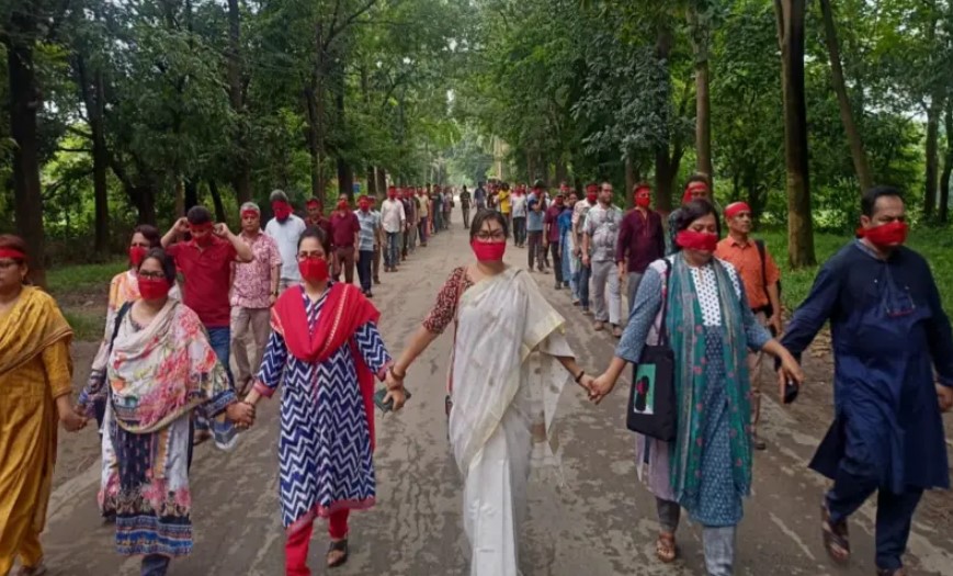 জাহাঙ্গীরনগর ও রাজশাহী বিশ্ববিদ্যালয়ে লাল কাপড় বেঁধে প্রতিবাদ
