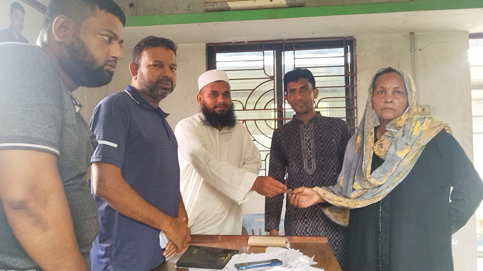 শরীয়তপুর পাইলট মোড়ে যৌথ উদ্যোগে যাকাতের অর্থ বিতরণ