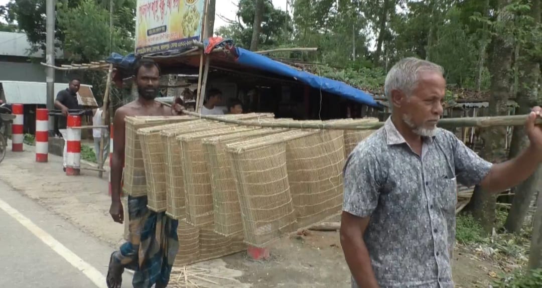 জামালপুরে দারকী শিল্প বিলুপ্তির পথে, সহায়তার দাবি কারিগরদের
