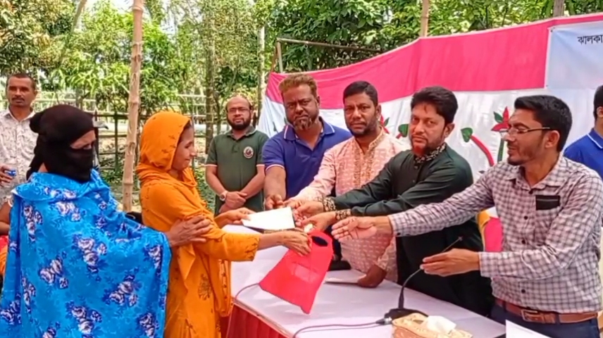ঝালকাঠিতে প্রতিবন্ধী শিক্ষার্থীদের মাঝে জেলা প্রশাসকের আর্থিক সহায়তা বিতরণ
