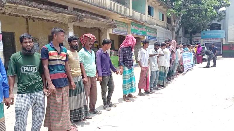 ঝিনাইদহে ভ্যানচালক হত্যার বিচারের দাবিতে মানববন্ধন