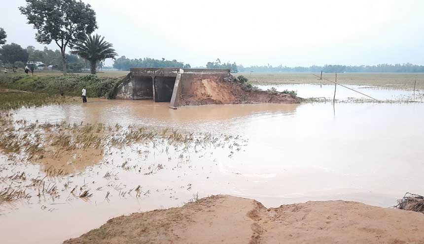 পাহাড়ি ঢলে বাড়িঘর ও সড়কের ব্যাপক ক্ষতি