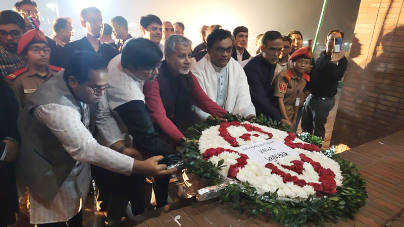 জাবিতে একুশের প্রথম প্রহরে শহীদ মিনারে শ্রদ্ধার্ঘ্য অর্পণ