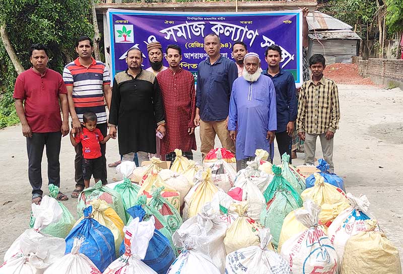 কচুয়ায় অসহায়দের মাঝে ইফতার সামগ্রী বিতরণ