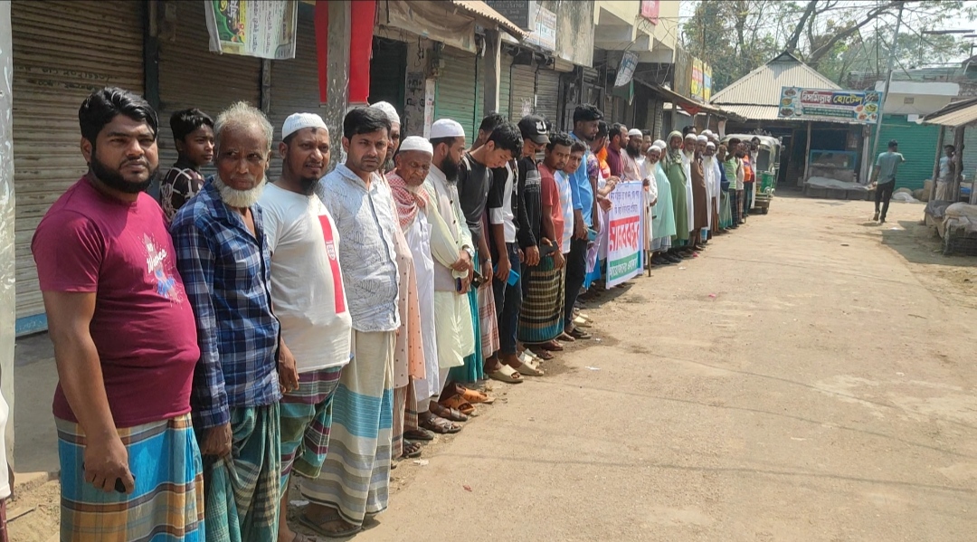 কচুয়ায় খাল খনন কাজে অনিয়মের বিরুদ্ধে মানববন্ধন