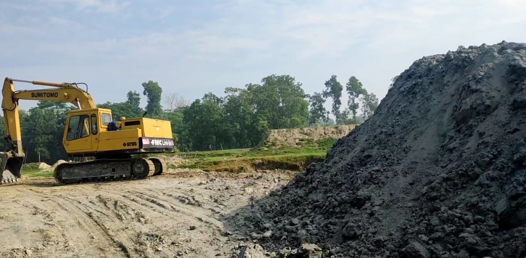 কচুয়ায় একাধিকবার নিষেধের পরও রাতের আঁধারে মাটি কেটে নেয়ার অভিযোগ