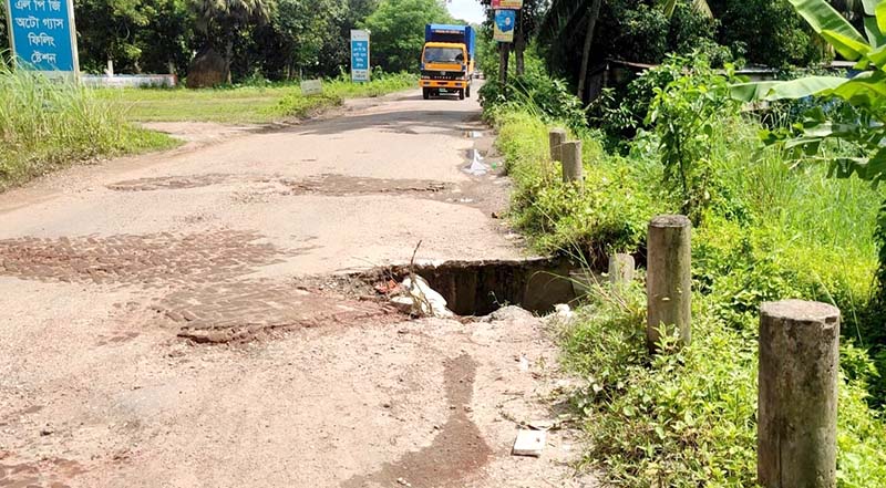 কচুয়া-গৌরিপুর সড়কের বেহাল দশা, জনদুর্ভোগ চরমে