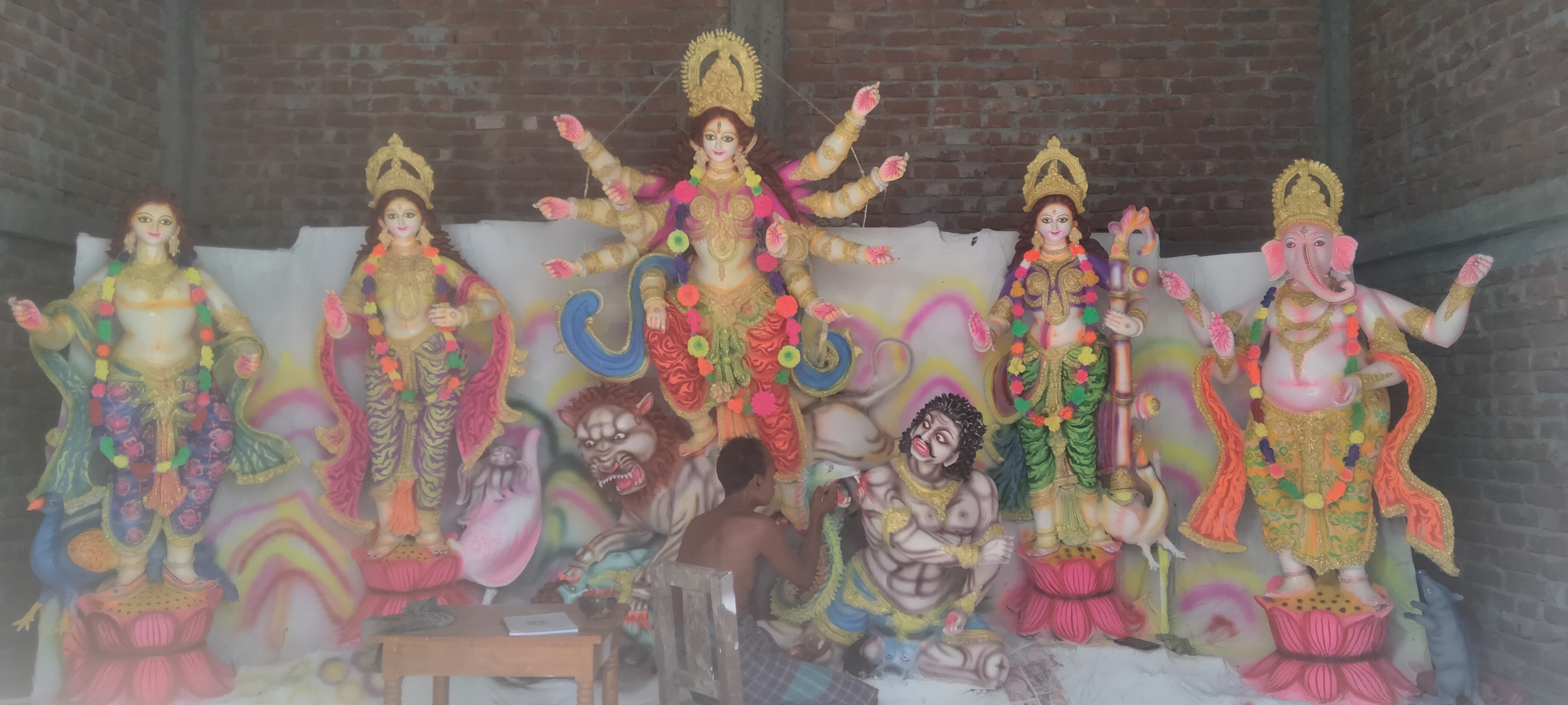 কালিয়াকৈরে প্রতিমা তৈরিতে ব্যস্ত কারিগররা